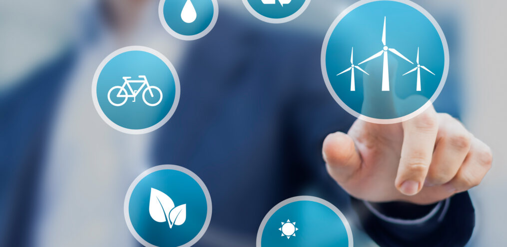Mann tippt auf Icons mit verschiedenen Symbolen zum Thema erneuerbare Energieen
