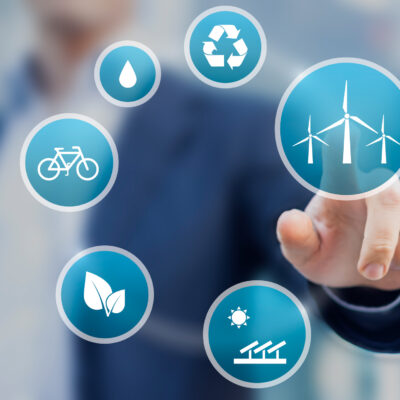 Mann tippt auf Icons mit verschiedenen Symbolen zum Thema erneuerbare Energieen