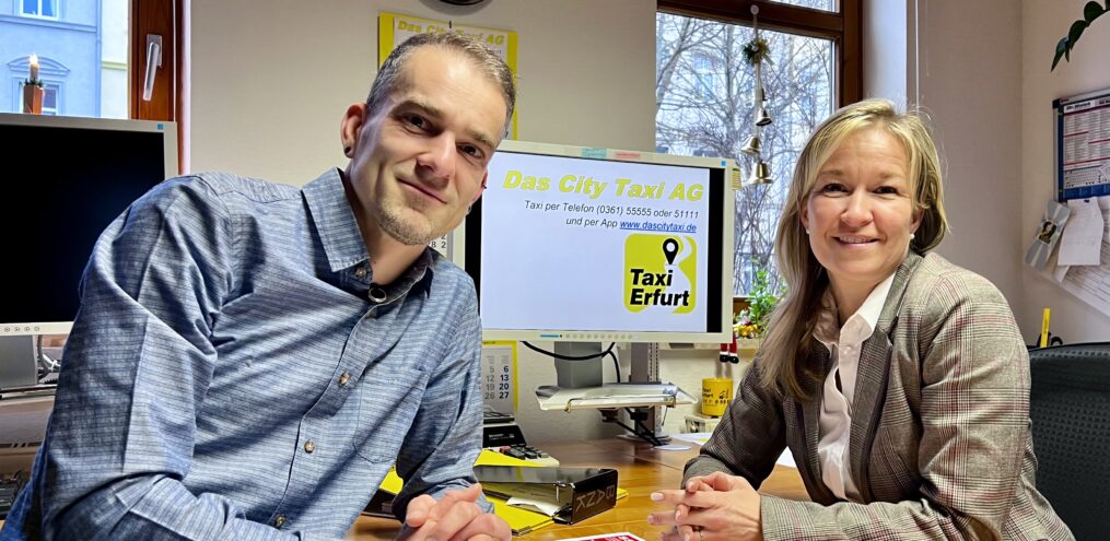 Im Bild von links nach rechts: Daniel Schwuchow, Administrator der Taxizentrale Das City Taxi AG und Michaela John, kaufmännischen Leiterin im Büro des Unternehmens.
