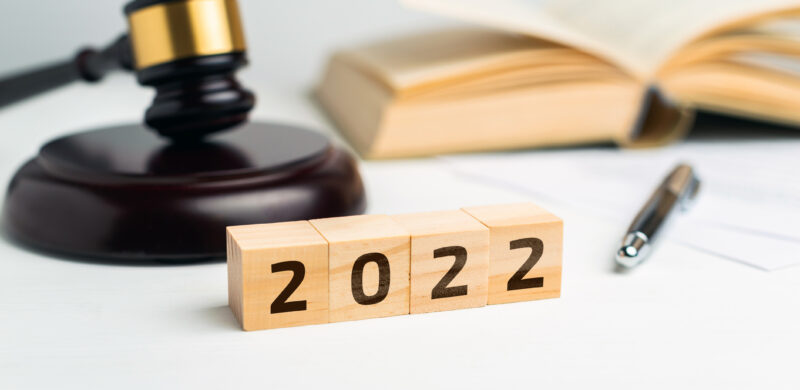 Imagebild Start des Jahres 2022 mit Gerichtshammer und Papieren.