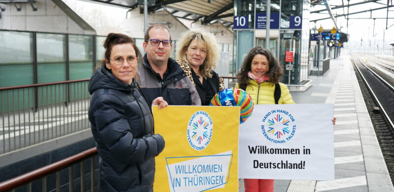 Fachkräftemangel-Projekt Hand in Hand vor international Talents/Begrüßung von Vladimir Gaal am Erfurter Hauptbahnhof am 4. April 2022