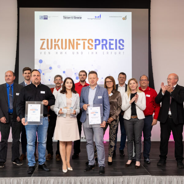 Die Preisträger und Nominierten des diesjährigen IHK-HWK- Zukunftspreises 2022 gemeinsam mit den Vertretern der Veranstalter, IHK Erfurt und HWK Erfurt sowie den Kooperationspartnern, der Thüringer Allgemeinen und der Thüringer Aufbaubank.