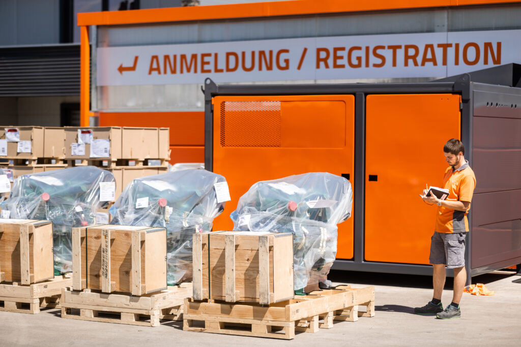 ARJES GmbH, Leimbach, Martin Priewe prüft den Wareneingang