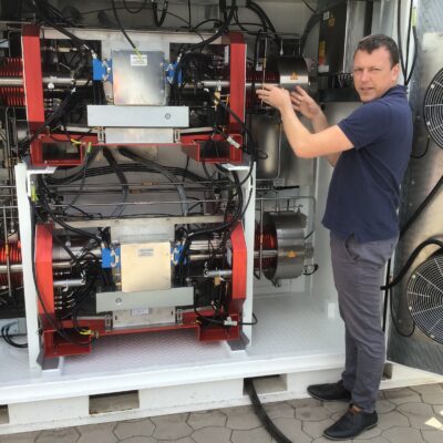 Mathias Kurras, Geschäftsführer der Firma Maximator Hydrogen GmbH in Nordhausen, steht vor einer Wasserstofftankstelle des Unternehmens.