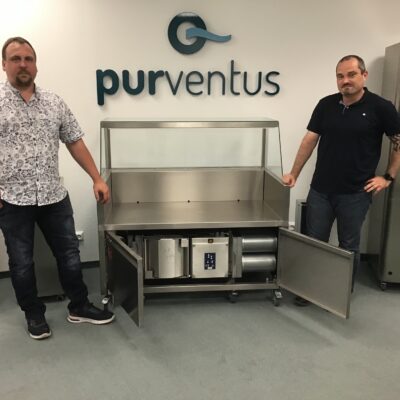 Tobias Müller (links) und Steffen Mieth präsentieren im Erfurter Unternehmen eine Front-Cooking-Station mit einem integrierten Raumluft-Reinigungssystem von Purventus.
