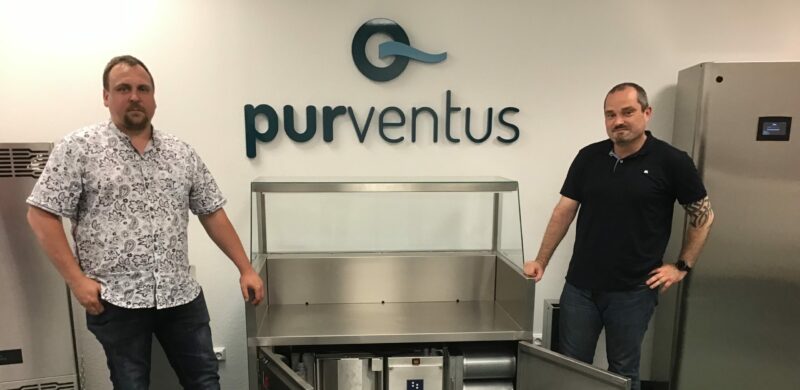 Tobias Müller (links) und Steffen Mieth präsentieren im Erfurter Unternehmen eine Front-Cooking-Station mit einem integrierten Raumluft-Reinigungssystem von Purventus.