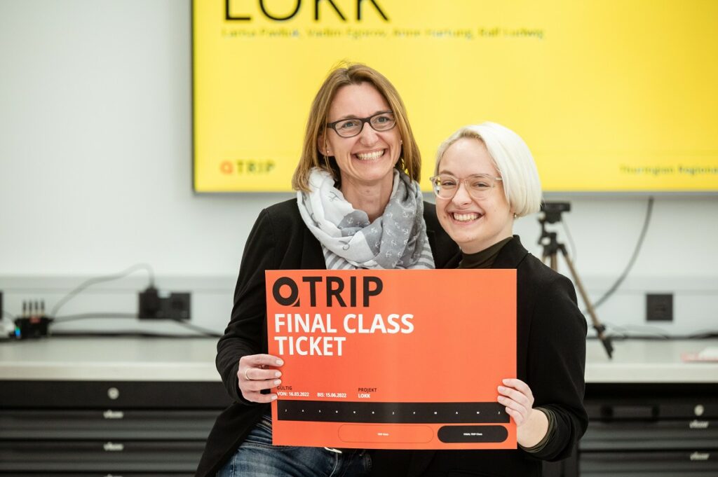 Larisa Pavliuk, Gründerin und Geschäftsführerin der LOKK UG aus Weimar mit Ihrem Ticket in die „Final Class“ des TRIP-Programms.