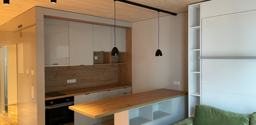 Acondo-Die Küchenzeile ist in den Wohnbereich integriert.