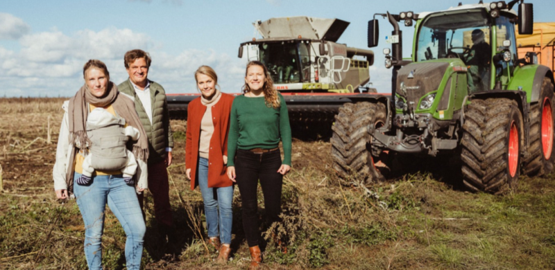 Die Eigentümerfamilie der NABA Feinkost GmbH, von Reiche, auf dem eigenen Feld, auf dem seit 2021 ein Teil der Rohstoffe für die NABA Feinkost angebaut werden. v.l.n.r.: Felicitas von Heinz, Bernhard von Reiche, Donata von Reiche sowie Victoria von Reiche.