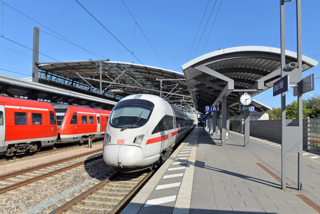 Eine ICE-T-Garnitur verlässt den Hauptbahnhof Erfurt der DB Station.
