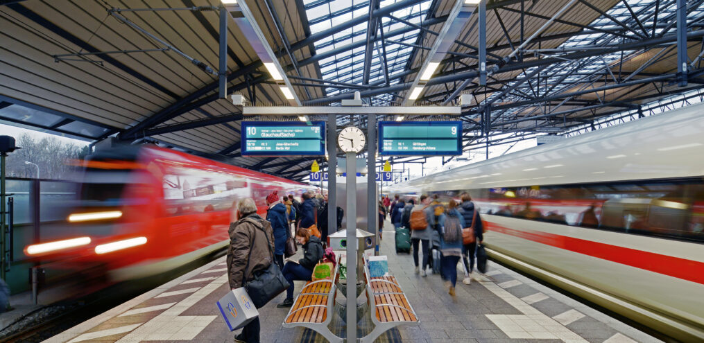 Der Blick auf die Bahnsteige des Hauptbahnhofs Erfurt der DB Station.