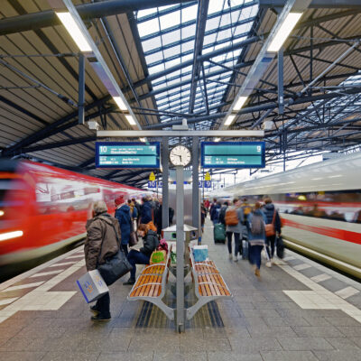 Der Blick auf die Bahnsteige des Hauptbahnhofs Erfurt der DB Station.