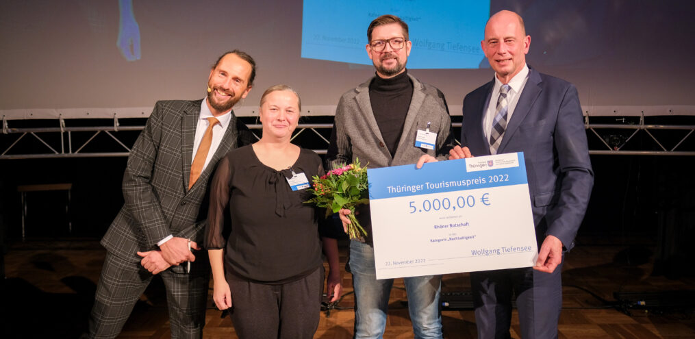 Die Preisträger des Thüringer Tourismuspreises 2022 in der Kategorie „Nachhaltigkeit“, die Rhöner Botschaft aus Dermbach.