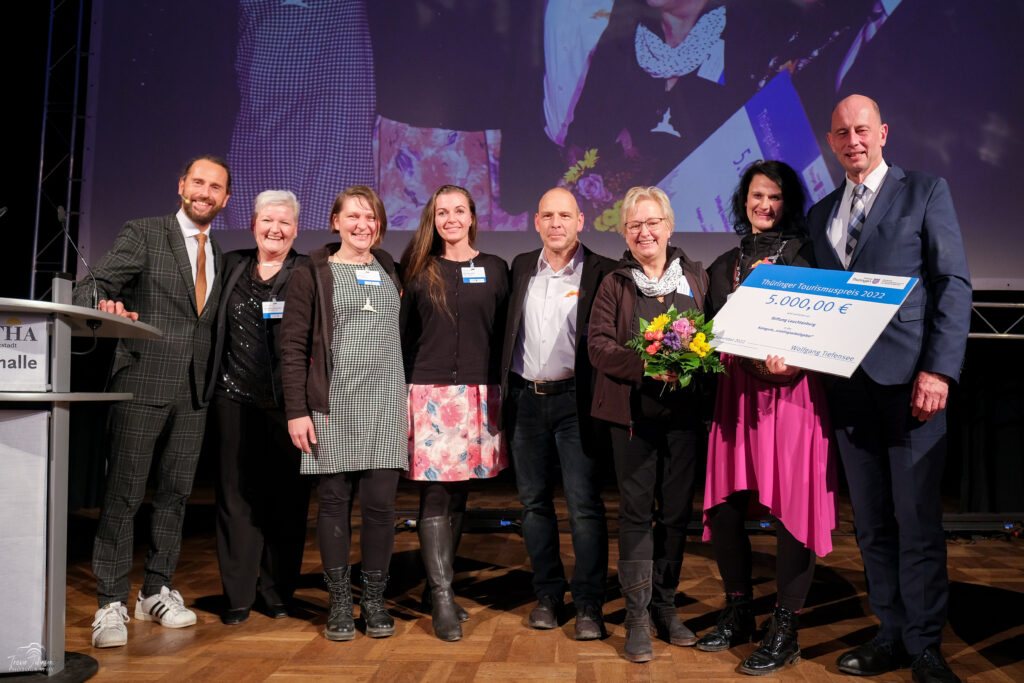 Die Preisträger des Thüringer Tourismuspreises 2022 in der Kategorie „Lieblingsarbeitgeber“, die Stiftung Leuchtenburg.