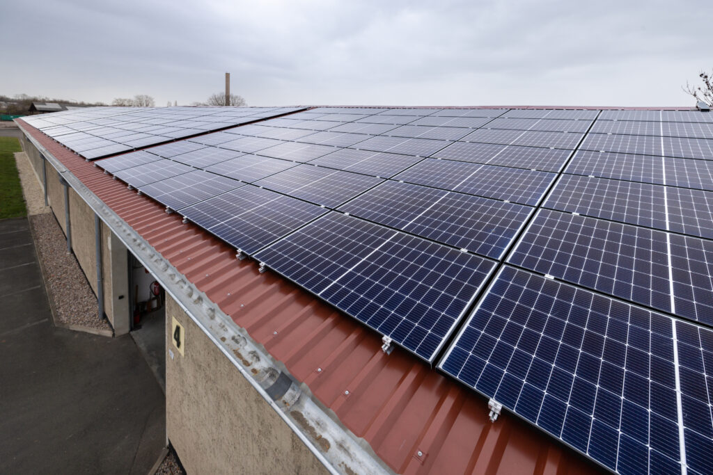 Neu errichtete Solaranlagen auf den Dächern der Produktion.