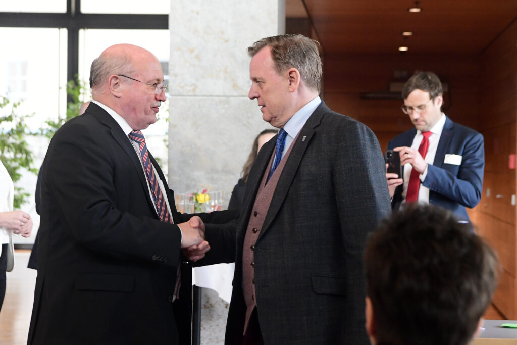 IHK-Präsident Dieter Bauhaus (links) begrüßt den Ministerpräsidenten des Freistaats Thüringen, Bodo Ramelow.
