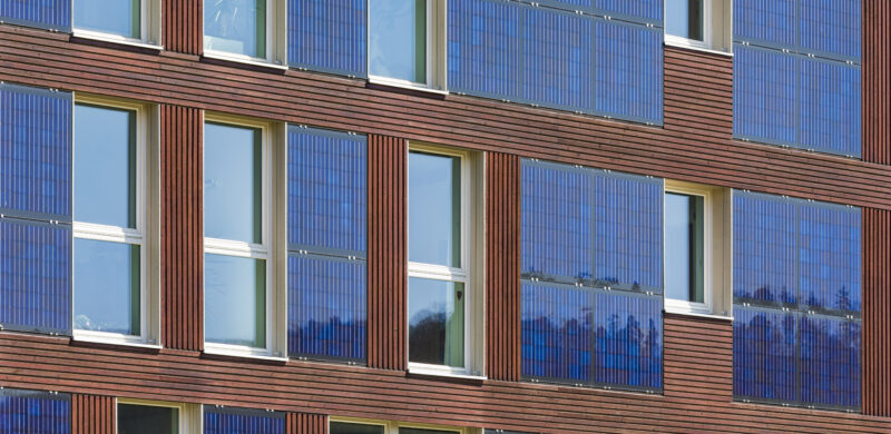 Foto einer Hauswand mit energieeffizienten Solar-Anlagen