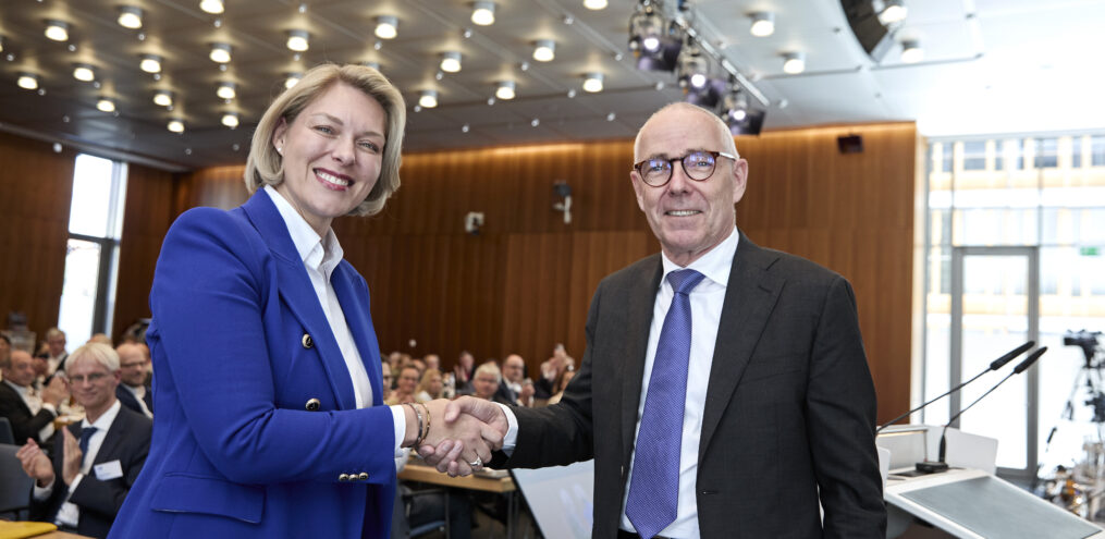 Die zukünftige Hauptgeschäftsführerin Helena Melnikov und der derzeitige Hauptgeschäftsführer der DIHK