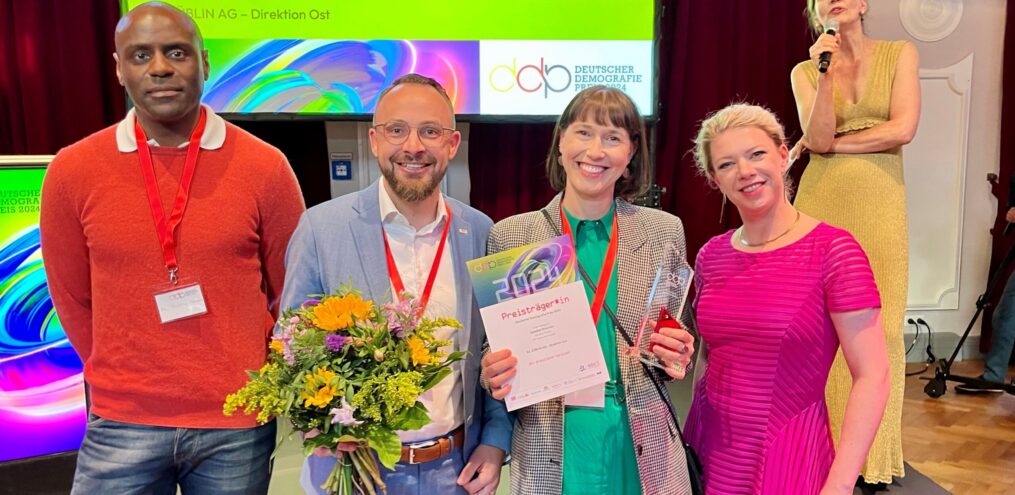 Robert Frank (2.v.l.) nimmt den Demografiepreis 2024 in der Kategorie „Gelebte Diversity“ entgegen.
