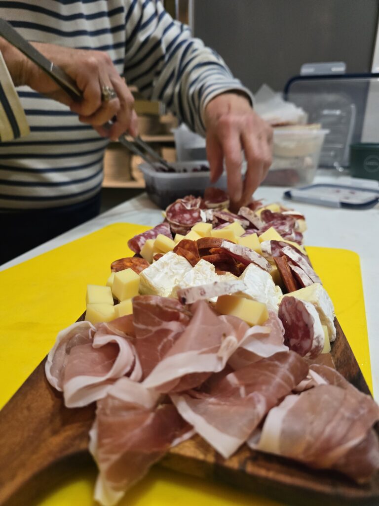 Zum Wein werden französische Spezialitäten gereicht