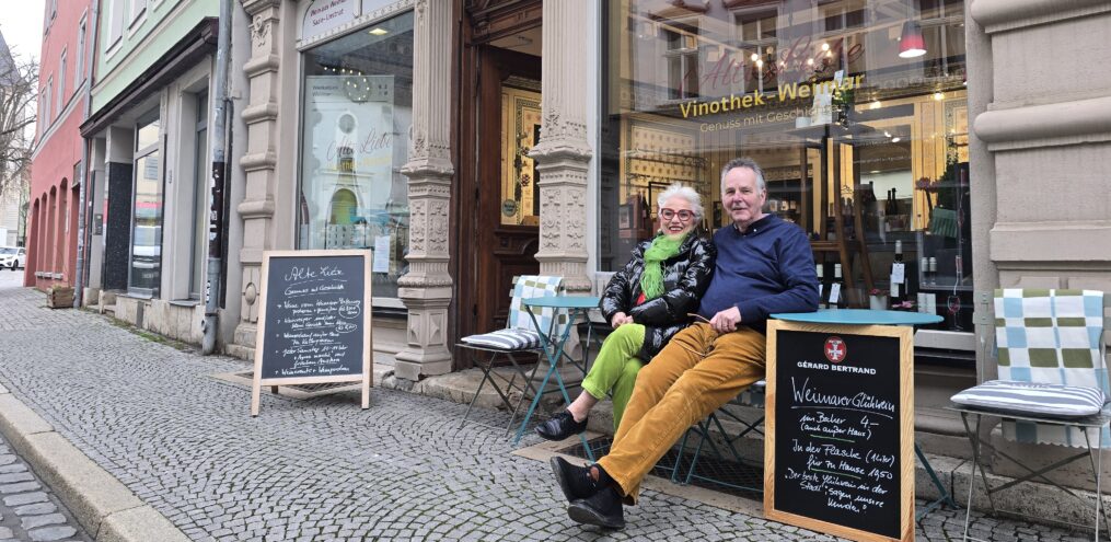 Michael und Elizabeth Maaß vor ihrem Wein-Restaurant