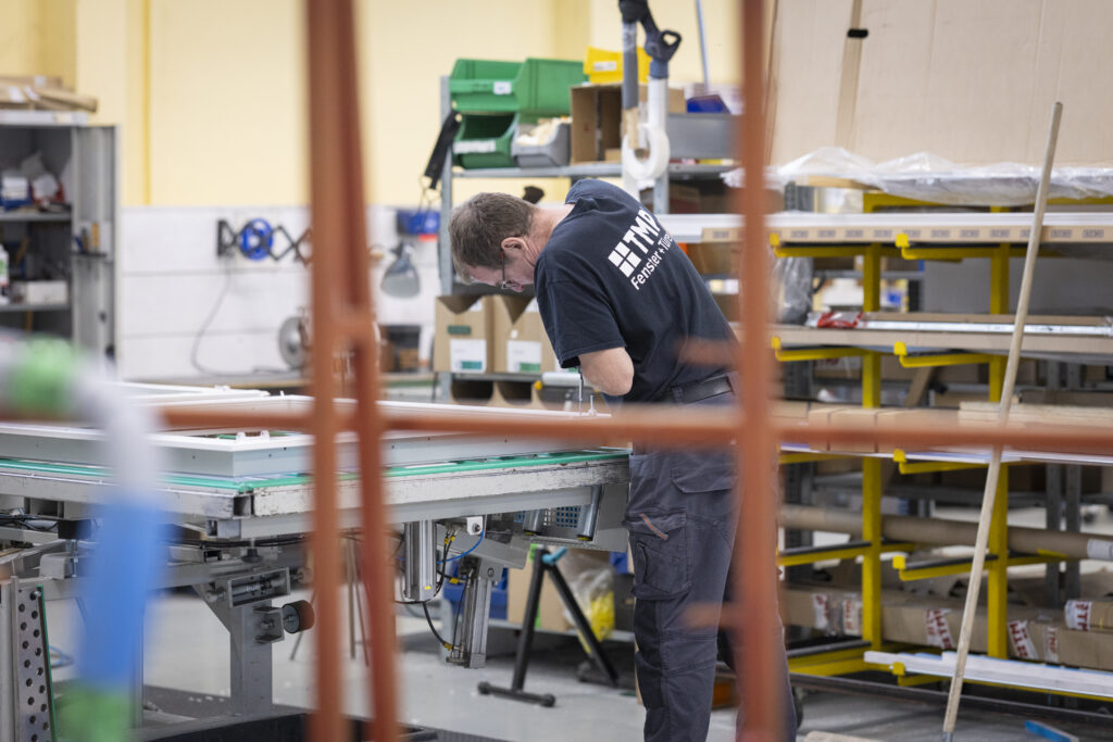 Ein Mann arbeitet in einer Produktion.