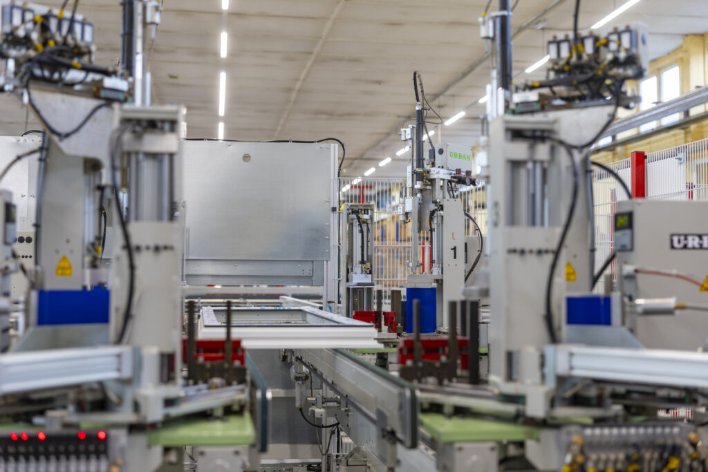 Einblick in eine Produktionshalle.