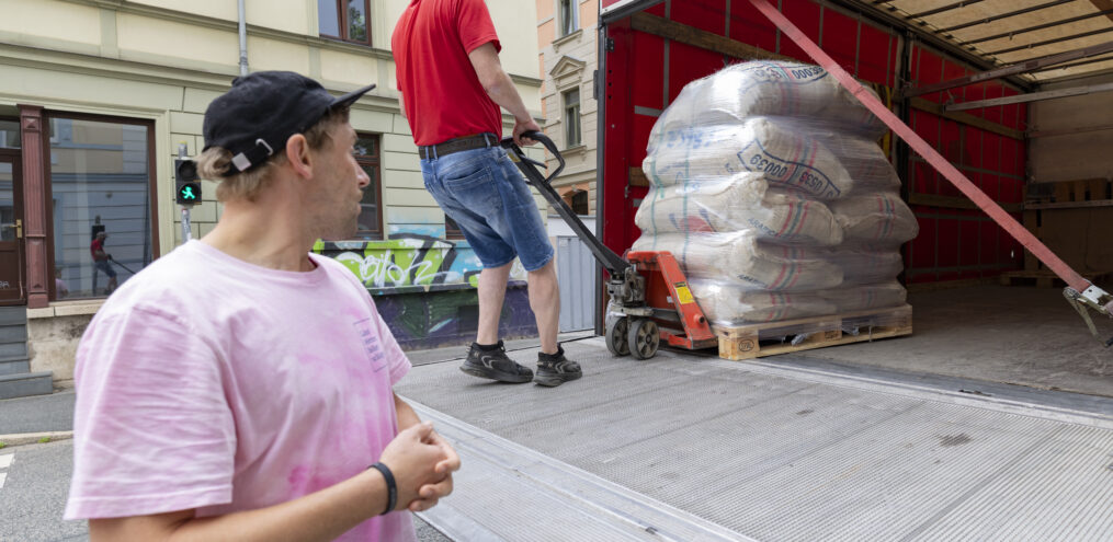 Mitarbeiter bei der Anlieferung von Kaffeesäcken vor der Rösterei in Weimar