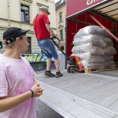 Mitarbeiter bei der Anlieferung von Kaffeesäcken vor der Rösterei in Weimar