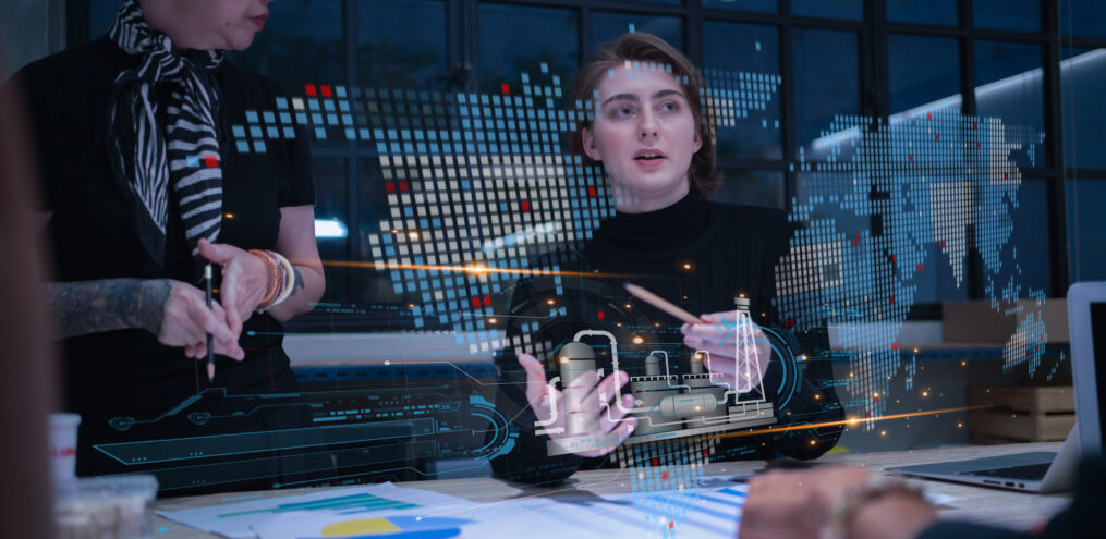 Zwei Mitarbeitende besprechen digitale Anwendungen und den Einsatz künstlicher Intelligenz im Unternehmen.